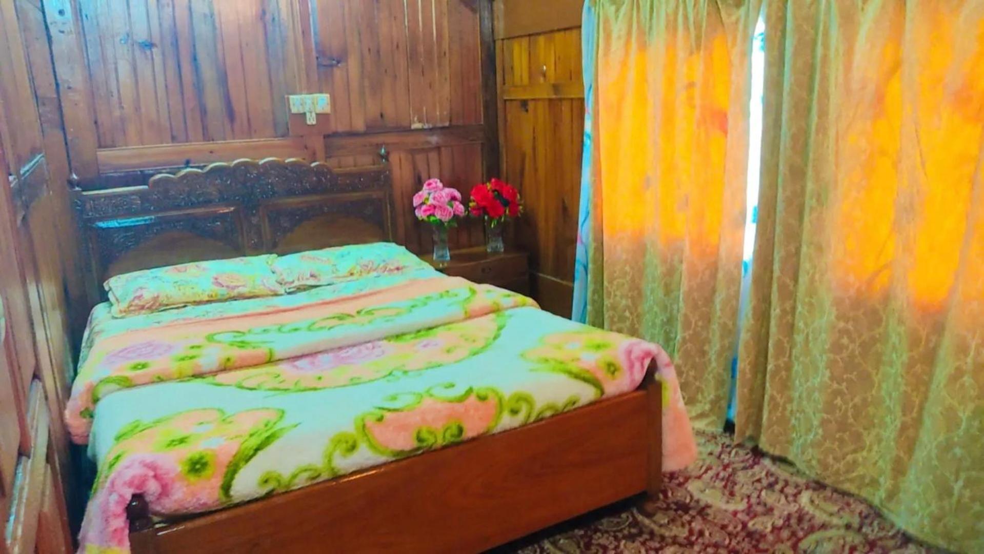Houseboat Young Wild Rose Srinagar  Luaran gambar