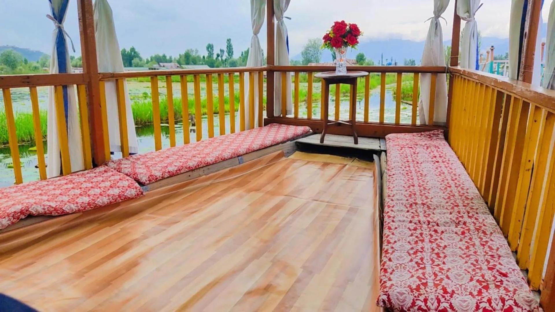 Houseboat Young Wild Rose Srinagar  Luaran gambar
