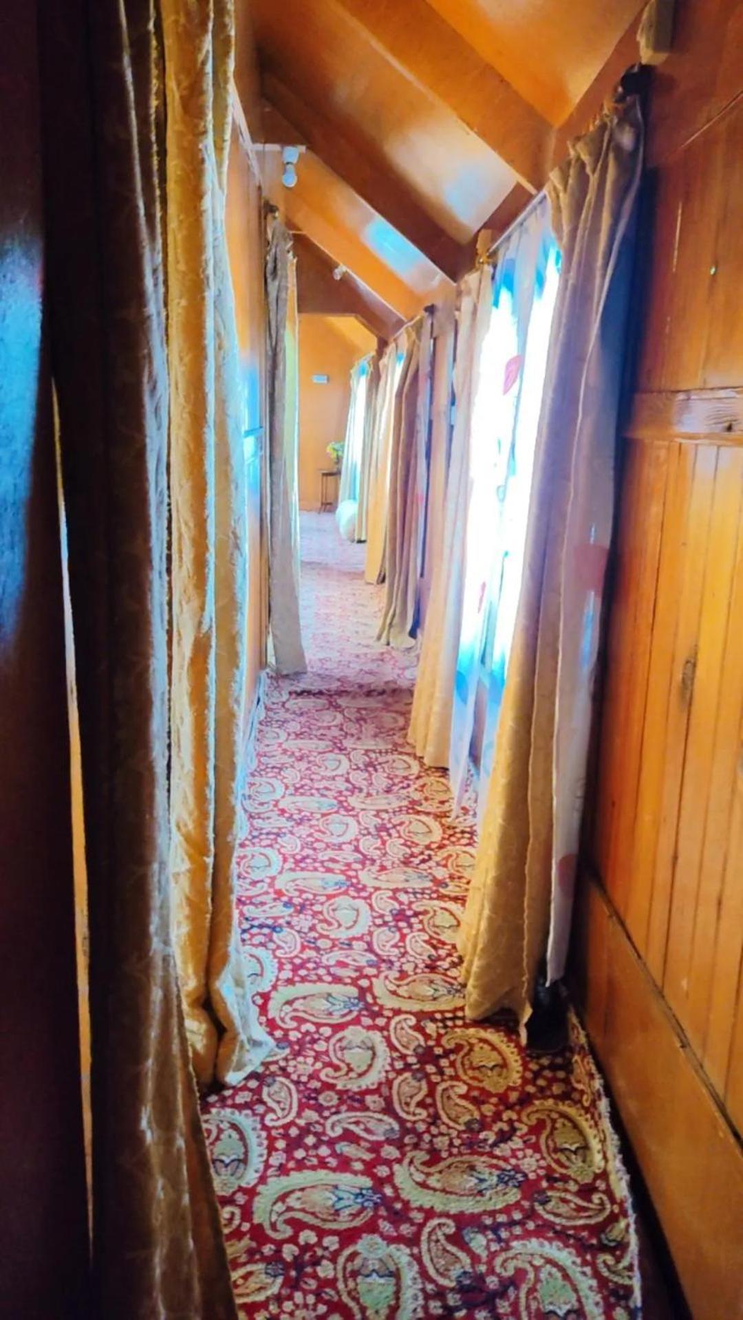 Houseboat Young Wild Rose Srinagar  Luaran gambar