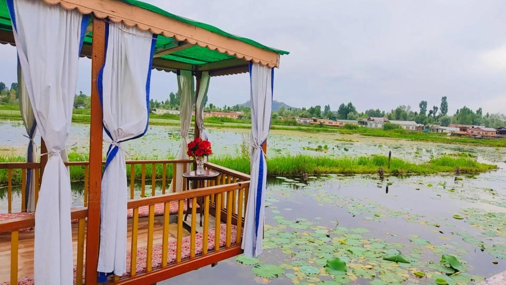 Houseboat Young Wild Rose Srinagar  Luaran gambar