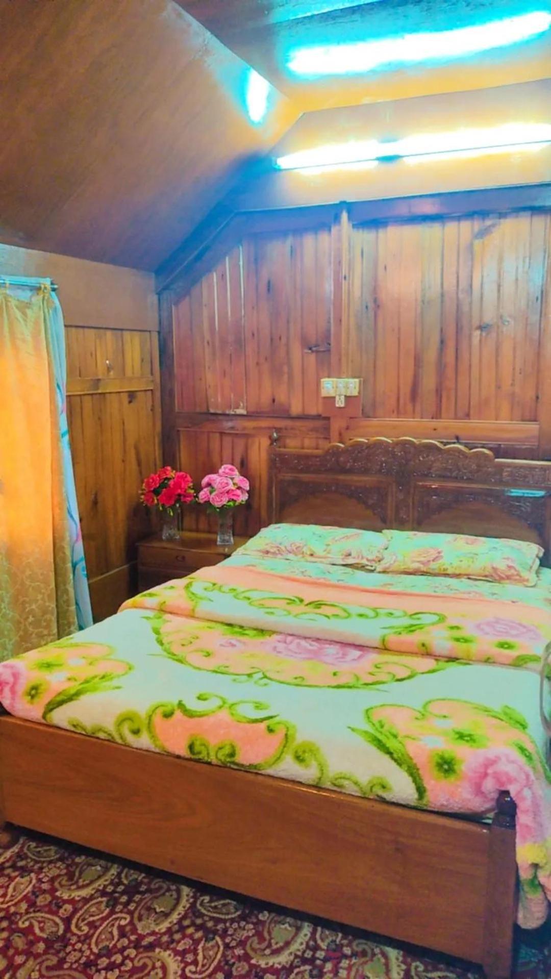 Houseboat Young Wild Rose Srinagar  Luaran gambar
