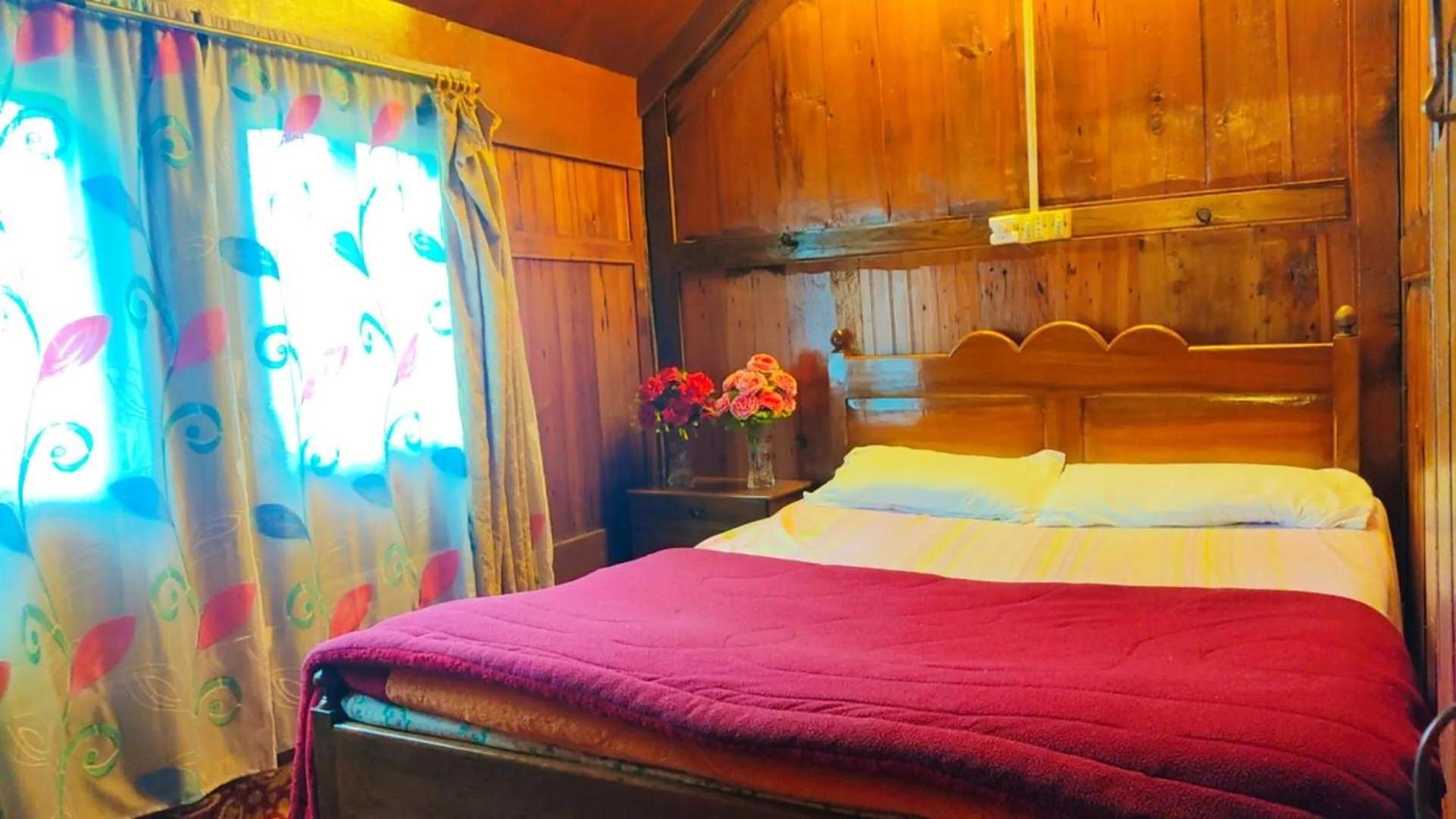 Houseboat Young Wild Rose Srinagar  Luaran gambar