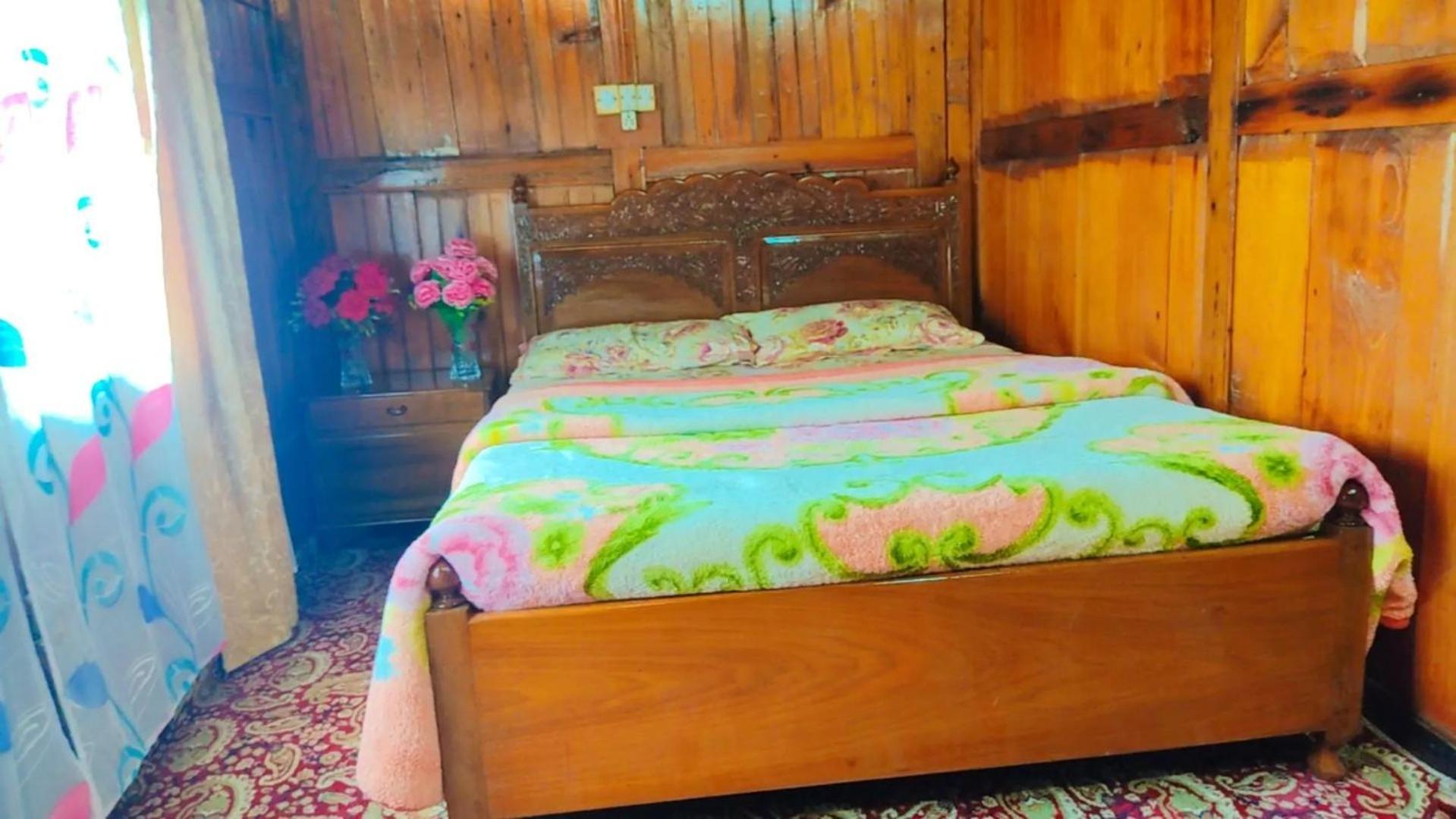 Houseboat Young Wild Rose Srinagar  Luaran gambar