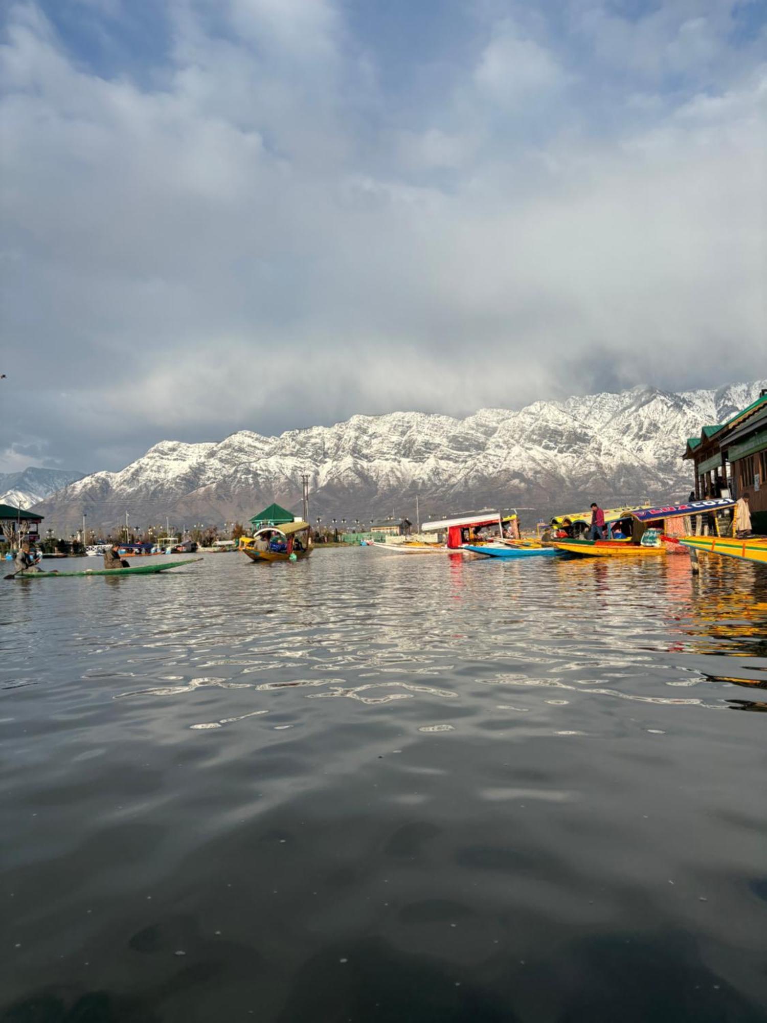 Houseboat Young Wild Rose Srinagar  Luaran gambar