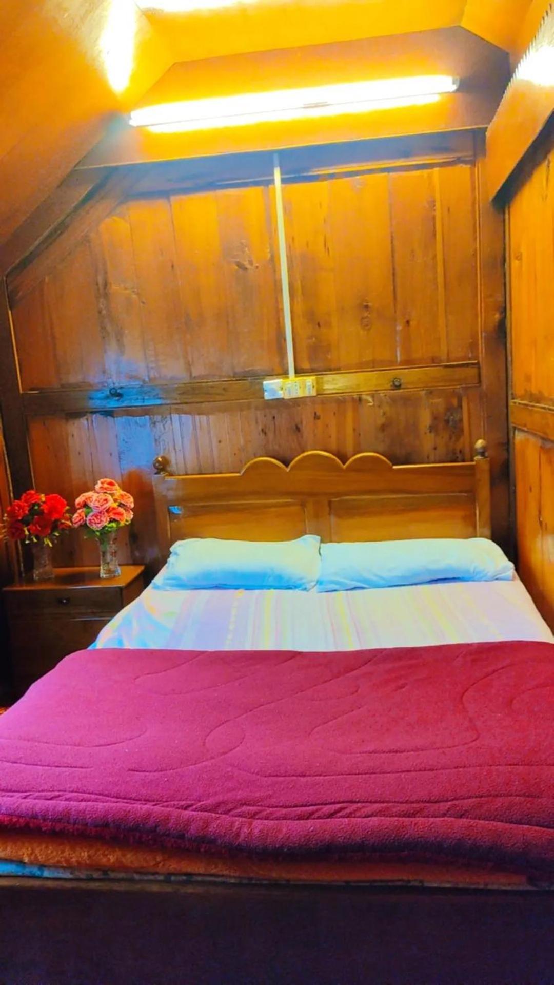 Houseboat Young Wild Rose Srinagar  Luaran gambar