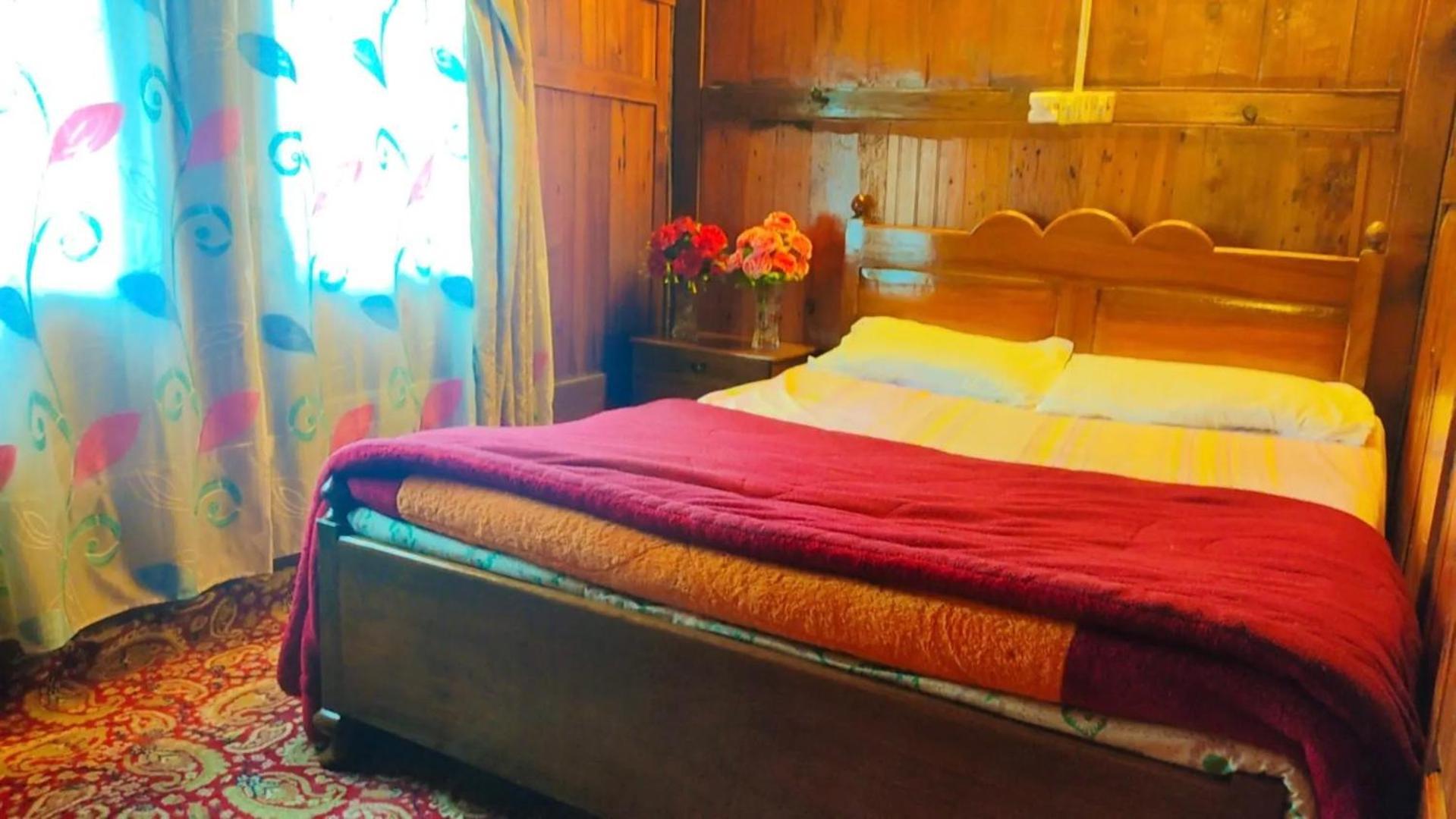 Houseboat Young Wild Rose Srinagar  Luaran gambar