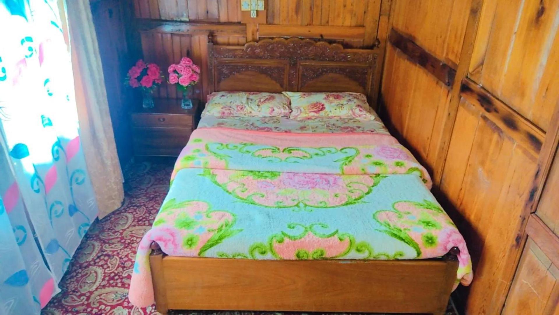 Houseboat Young Wild Rose Srinagar  Luaran gambar