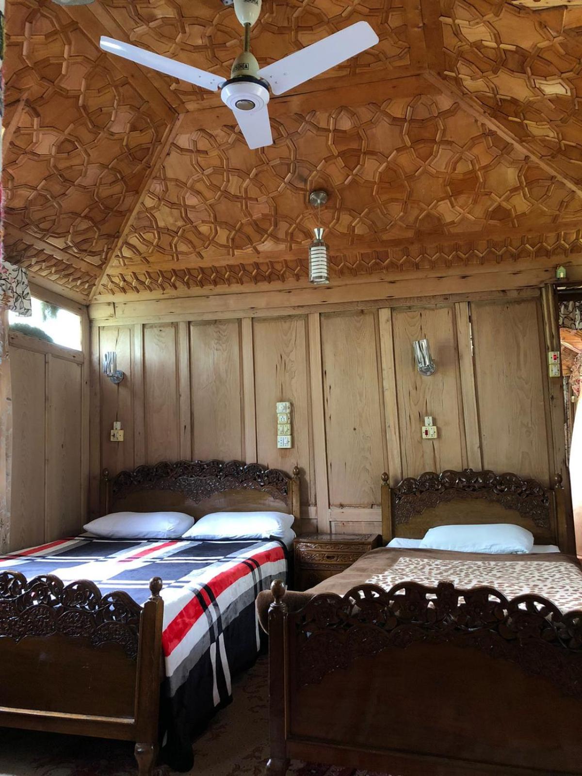 Houseboat Young Wild Rose Srinagar  Luaran gambar